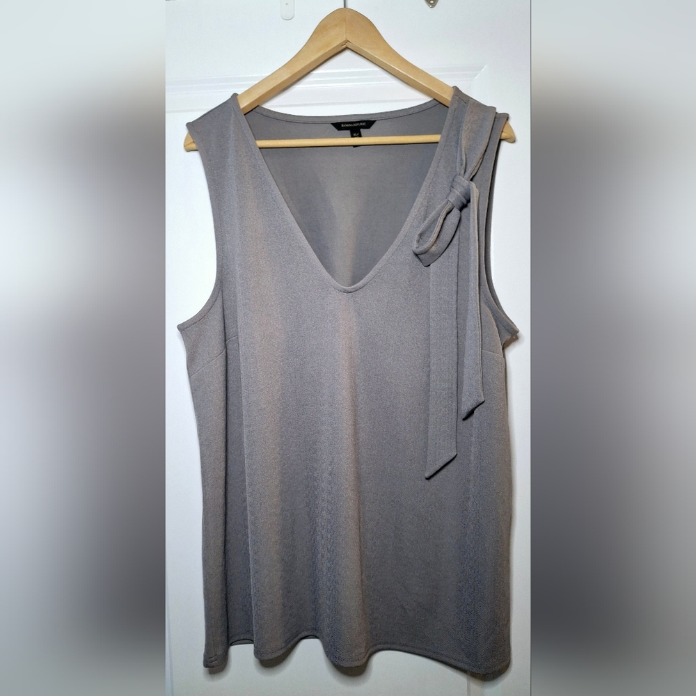 Banana Republic Sleeveless V-Neck Blouse (XL)